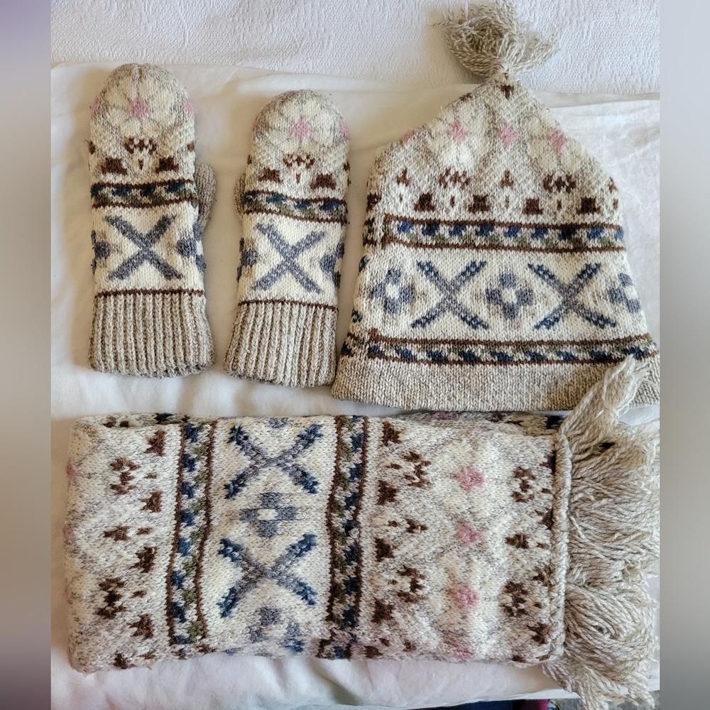 Vintage 1990's Isotoner winter hat, scarf, mitten set. Excellent used condition